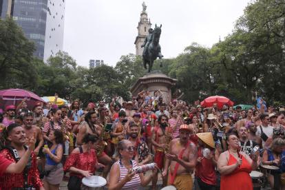 Personas participan en un desfile de una comparsa callejera este 4 de enero de 2026, en Río de Janeiro (Brasil).