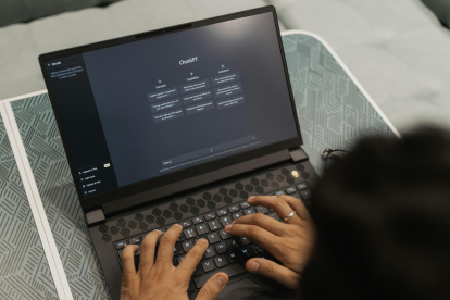 Un usuario interactúa con la plataforma ChatGPT, que comenzará a probar anuncios publicitarios en Estados Unidos por primera vez.
