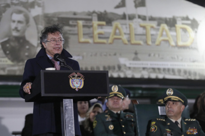 El presidente de Colombia, Gustavo Petro, habla en una ceremonia de ascensos militares este lunes, en Bogotá (Colombia).