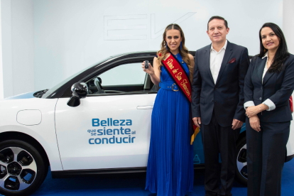 María Emilia Sánchez, Reina de San Francisco de Quito, junto a Santiago Guevara, gerente general de Armacar, y Sofía Arteta, directora ejecutiva de la Fundación Reina de Quito.