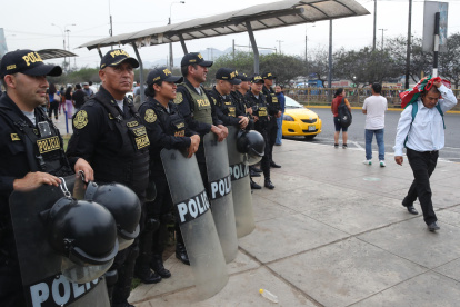 Integrantes de la Policía de Perú custodian una calle en Lima (Perú).