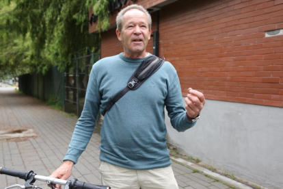 Claude Roulet, ciudadano suizo que vive alrededor de 40 años en Quito, Ecuador, documenta denuncias de tránsito, entre otras.