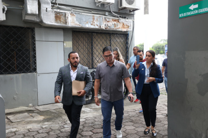 Otto Coello, síndico de Fedeguayas (i), tras la notificación del jueves pasado a la sede del COE, acompañado de Erwin Mantuano (d), administrador del órgano olímpico.