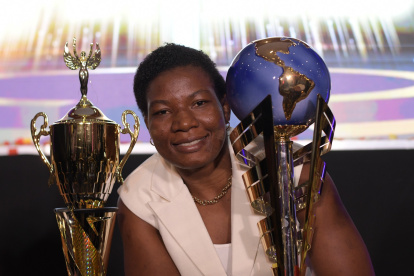 La campeona mundial de lucha Génesis Reasco con el máximo trofeo de la Gala de la APDP