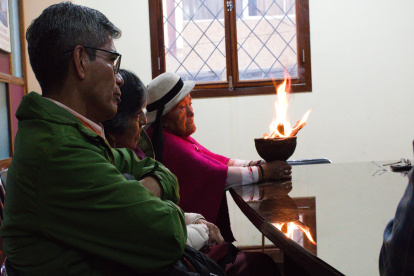 Ceremonia. Con el fuego sagrado la Yachak consulta a los ancestros.