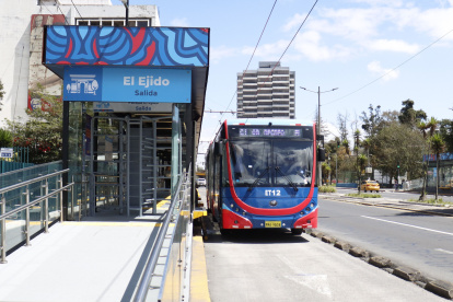 Las paradas del Trolebús y la Ecovía se modernizan para integrar el nuevo Sistema Integrado de Recaudo en Quito.
