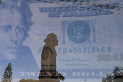 Migrantes. En la mayoría de los países en desarrollo, numerosas familias tienen a alguna persona migrante que les envía remesas, un ingreso económico que les permite cubrir sus necesidades.