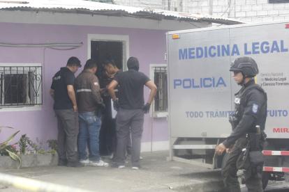 Agentes policiales acordonaron la escena del cuádruple asesinato en el Guasmo.