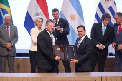 El Comisario de Comercio y Seguridad Económica; Relaciones Interinstitucionales y Transparencia de la Comisión Europea, Maroš Šefčovič (i) y el ministro de Relaciones Exteriores de Paraguay, Rubén Ramírez (d), posan con los documentos del acuerdo de libre comercio firmados entre la Unión Europea (UE) y los países del Mercosur este sábado, en Asunción (Paraguay). El Mercosur y la Unión Europea (UE) firmaron un histórico acuerdo de libre comercio que dará lugar a una de las mayores zonas integradas del mundo, con 720 millones de personas, tras 26 años de negociaciones. EFE/ Juan Pablo Pino