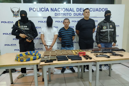 Un operativo policial ejecutado en el sector de Plaza Lagos terminó con la aprehensión de tres personas y la incautación de un arsenal de armas y municiones.