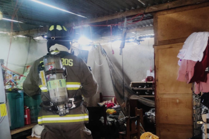 Personal del Cuerpo de Bomberos de Mejía atiende una emergencia por deflagración de gas GLP en una vivienda del sector Aloasí.