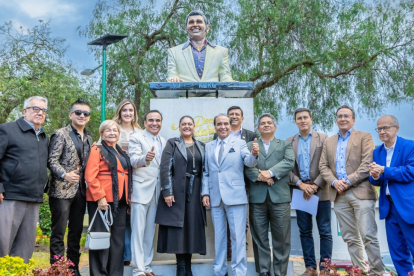 La plazoleta Don Medardo y sus Players fue inaugurada como homenaje al músico lojano Ángel Medardo Luzuriaga.