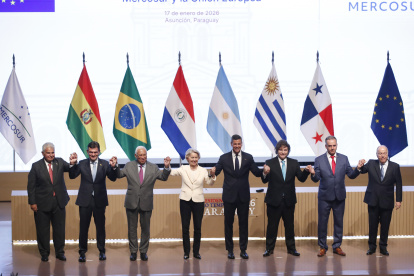 De izquierda a derecha, el presidente de Panamá, Raúl Mulino, el presidente de Bolivia, Rodrigo Paz, el jefe del Consejo Europeo, António Costa, la presidenta de la Comisión Europea, Ursula von der Leyen, el presidente de Paraguay, Santiago Peña, el presidente de Argentina, Javier Milei, el presidente de Uruguay, Yamandú Orsi y el ministro de Relaciones Exteriores de Brasil, Mauro Vieira, posan durante la firma del acuerdo de libre comercio entre la Unión Europea (UE) y los países del Mercosur este sábado, en Asunción (Paraguay). La firma del histórico acuerdo dará lugar a una de las mayores zonas integradas del mundo, con 720 millones de personas, tras 26 años de negociaciones. EE/ Juan Pablo Pino