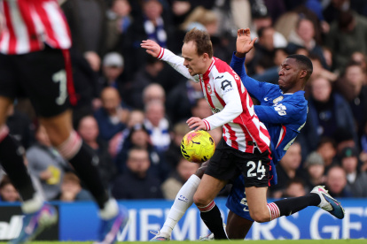 El volante ecuatoriano se impone en la disputa del balón frente a Mikkel Damsgaard, mediocampista del Brentford.