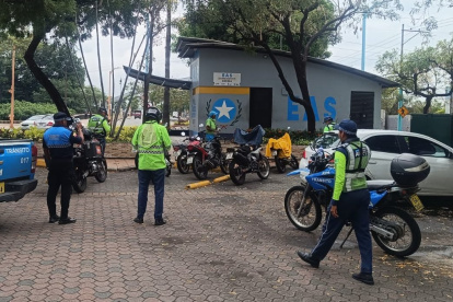 Operativo de la ATM y Segura EP deja multa de $241 a vehículo sin placas en Guayaquil.