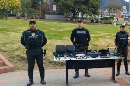 Autopartes, herramientas y una sizalla fueron incautadas durante el operativo policial en el norte de Quito.