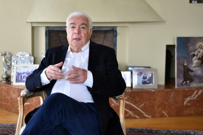 Es abogado con más de 50 años de experiencia en el sector energético. Fue dos veces Ministerio de Energía.