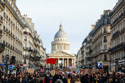 Manifestantes participan en una manifestación en apoyo al movimiento de protesta en Irán en la Plaza del Panteón de París.