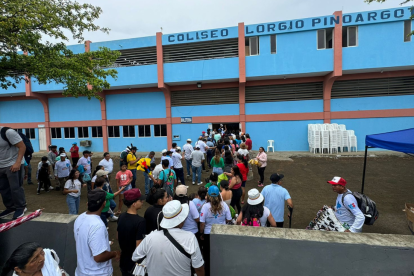 Simpatizantes de la Revolución Ciudadana se congregan en el Coliseo Lorgio Pinargote de Manta durante la convención nacional del movimiento político.