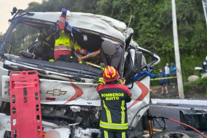 Personal de Bomberos liberó al conductor que quedó atrapado en la cabina del tanquero que transportaba leche.