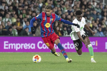 Lamine Yamal (i) estará en el ataque del FC Barcelona ante Real Sociedad.