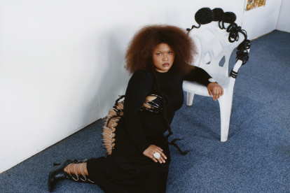 Migró siendo niña, creció entre vitrinas europeas y hoy maquilla y peina para celebridades y marcas de lujo.