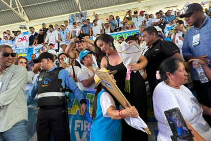 Gabriela Rivadeneira lidera la convención de la Revolución Ciudadana en Manta.