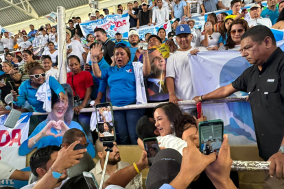 Miles de simpatizantes muestran su respaldo a la exasambleísta.