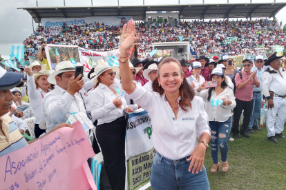 Marcela Aguiñaga en el estadio Los Daulis, en un encuentro con productores agrícolas.