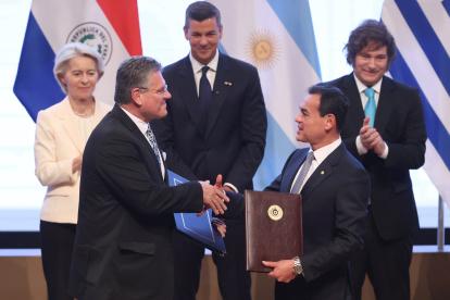 El Comisario de Comercio y Seguridad Económica; Relaciones Interinstitucionales y Transparencia de la Comisión Europea, Maroš Šefčovič (i) y el ministro de Relaciones Exteriores de Paraguay, Rubén Ramírez (d), se saludan sosteniendo los documentos del acuerdo de libre comercio firmados entre la Unión Europea (UE) y los países del Mercosur este sábado, en Asunción (Paraguay). El Mercosur y la Unión Europea (UE) firmaron un histórico acuerdo de libre comercio que dará lugar a una de las mayores zonas integradas del mundo, con 720 millones de personas, tras 26 años de negociaciones. EFE/ Juan Pablo Pino