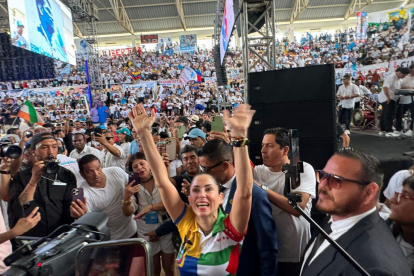 Luisa González durante su discurso en la Convención Nacional de la Revolución Ciudadana en Manta.