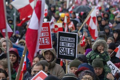 Personas se manifiestan durante una protesta este sábado, en Nuuk (Groenlandia). Miles de personas se manifestaron en la capital de Groenlandia, para denunciar los intentos del presidente de Estados Unidos de adquirir el territorio, o anexionarlo a la fuerza, en una de las protestas más multitudinarias que ha vivido en su historia. EFE/ Julio Cesar Rivas