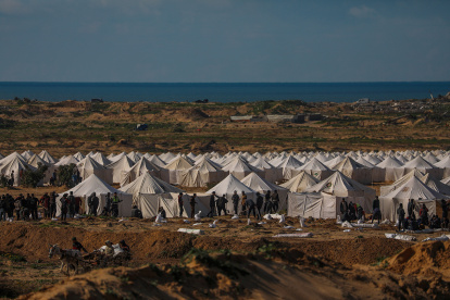 Los palestinos preparan un campamento para albergar a familias palestinas desplazadas en la zona de Netzarim, ubicada entre el sur de la ciudad de Gaza.