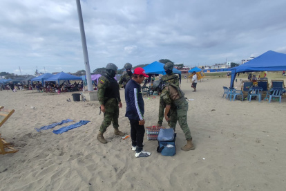 En zonas como Salinas y Playas se han implementado puestos fijos de vigilancia, patrullajes mixtos y revisiones vehiculares.