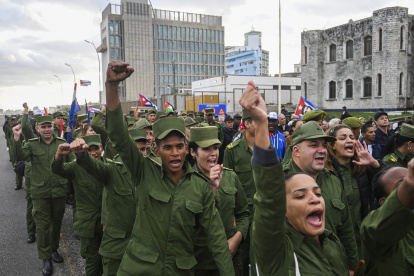 Aspirantes a militares marchan por los caídos en operación estadounidense en Cuba.