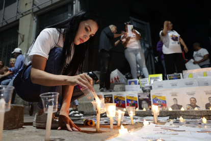 Venezolanos rinden tributo a los caídos en protestas contra el régimen.