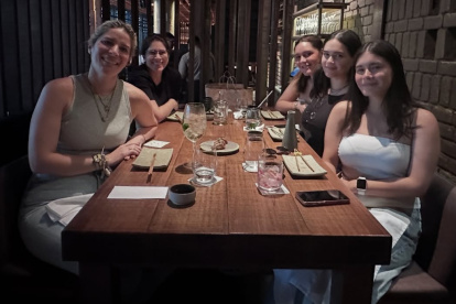 Gaby Díaz con sus amigas en Lima.
