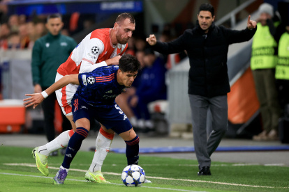 Piero Hincapié (c) es duda en el Arsenal dirigido por Mikel Arteta (d).