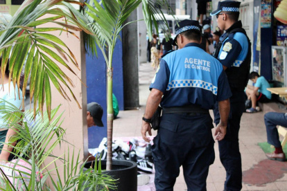 Referencial. Agentes de Segura durante un procedimiento.