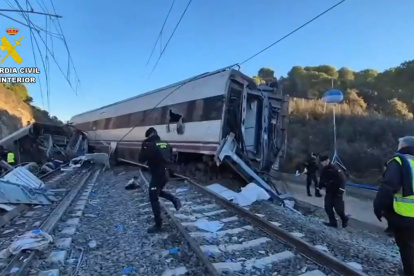 Captura de imagen de la búsqueda de evidencias que puedan servir para la identificación de víctimas e investigación del accidente ferroviario en Adamuz (Córdoba).