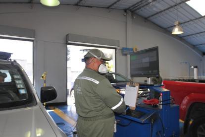Los seis Centros de Revisión Técnica Vehicular de Quito retomaron la atención para la revisión y matriculación vehicular 2026.