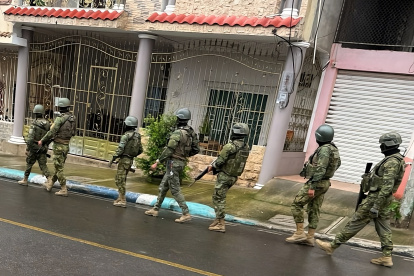 Los militares patrullan las calles de Durán en vehículos, pero también a pie. Es la disposición gubernamental para reducir la criminalidad en este cantón.