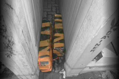 Policías revisan un contenedor en el puerto de Posorja durante el operativo que permitió incautar droga.