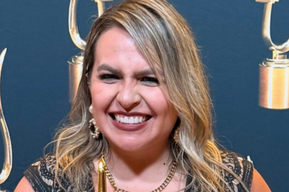 Sol Betancourt celebra su reconocimiento en Los Ángeles como voz oficial de Waze en Ecuador.