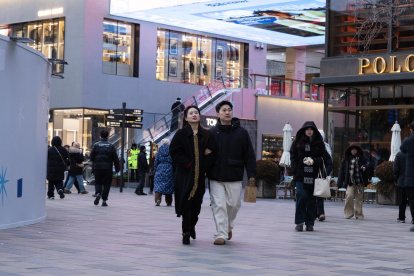 La gente camina en un centro comercial en Beijing, China, el 19 de enero de 2026.
