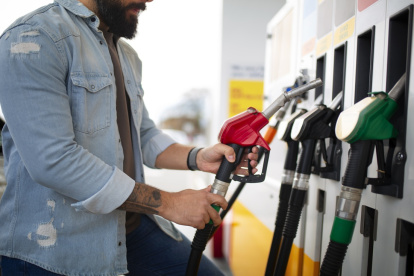 La caída del precio del crudo WTI, el uso de etanol y la capacidad instalada en las refinerías del país norteamericano influyen en el nuevo costo de la gasolina en EE.UU.