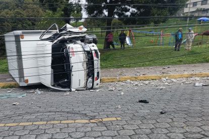 El camión se chocó, después de que desconocidos intentaron robar el vehículo en La Lucha de Los Pobres.