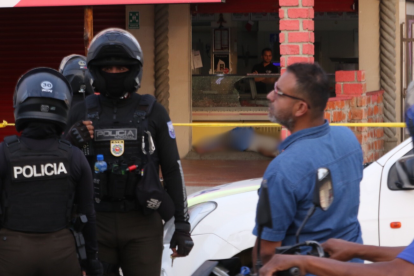 Agentes policiales resguardan la zona del crimen, en el norte de Guayaquil