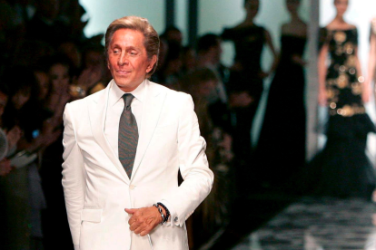 Valentino Garavani al cierre de uno de sus desfiles, símbolo eterno de la elegancia italiana