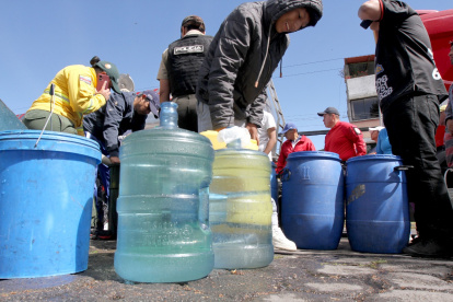Referencia. Los tanqueros recorren los barrios para abastecer de agua a diferentes sectores de Quito.